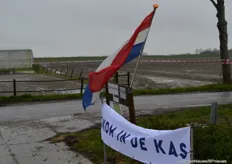 De Nederlandse vlag hangt in Oosterland weer met de rode baan boven bij de start van Kom in de Kas 2023 op Schouwen-Duiveland.